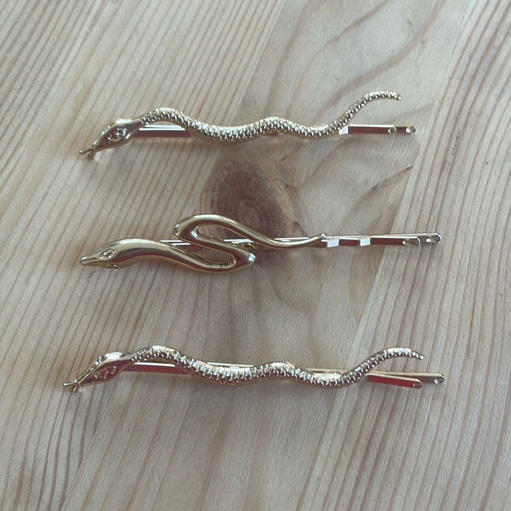 Snake hair pins